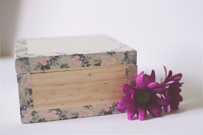 Крупный план деревянного ящика рядом с фиолетовыми цветами. Идеи для фотографии.