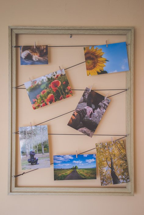Уникальный фотоподарок из деревянной рамки, внутри которой на ниточках висят 7 фотографий. Расписная деревянная вешалка для одежды на стене. Креативные идеи для фотографии.
