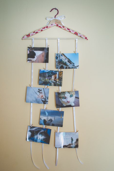 Расписная деревянная вешалка для одежды на стене, на которой размещены 8 уникальных фотоподарков. Креативные идеи для фотографии.