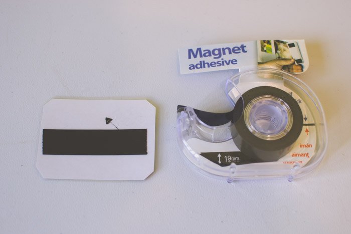 С помощью кусочка клейкой магнитной ленты можно превратить фотографию в магнит. Креативные идеи для фотографии.