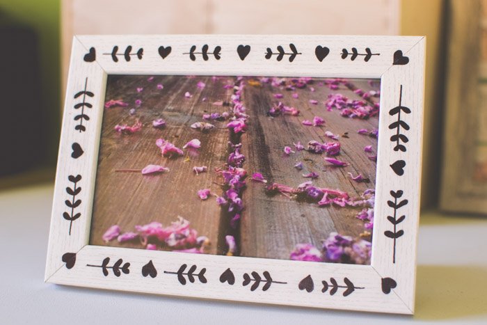 Фотография розовых цветов в деревянной рамке. Идеи для фотографии.