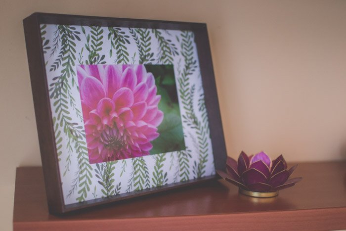 Фотография фиолетового цветка в рамке с креативной рамкой.