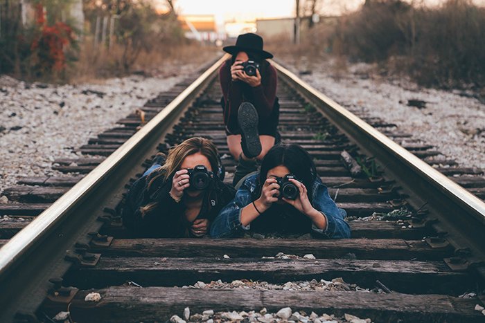 Фотография трех девушек на железнодорожных путях с фотоаппаратами. Идеи автопортрета