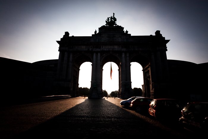 Драматическая теневая фотография арки Синквантенер в Брюсселе. городская фотография