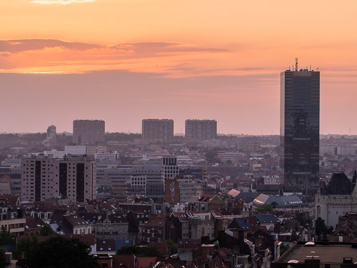Брюссельский городской пейзаж и горизонт на закате. Городская фотография