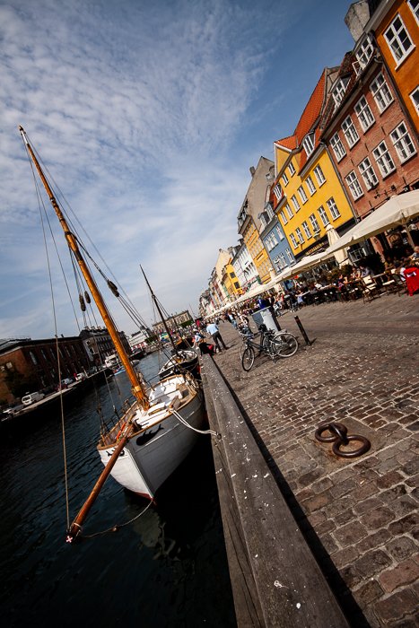 наклонная композиция фото разноцветных домов, канала и ресторанов на канале Нюхавн в Копенгагене 