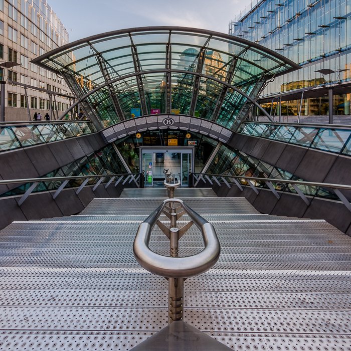 Вид спереди на ступеньки входа станции метро Люксембург в Брюсселе. городская фотография