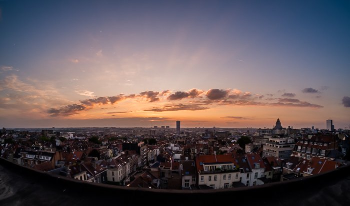 Брюссельский городской пейзаж и горизонт, снятый с крыши высокого здания на закате. Городская фотография