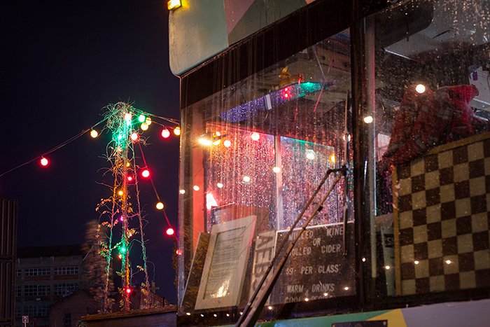 Ночная фотография витрины магазина в дождливую ночь. Фотография дождя.