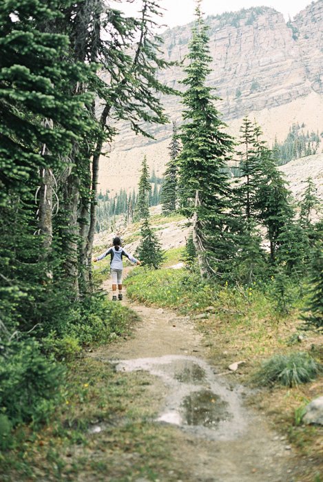 Фотография девушки на прогулке в роскошном лесу и горном пейзаже