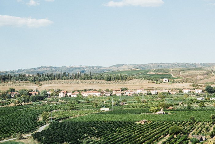 Отретушированная фотография итальянской сельской местности, увиденной из поезда. 