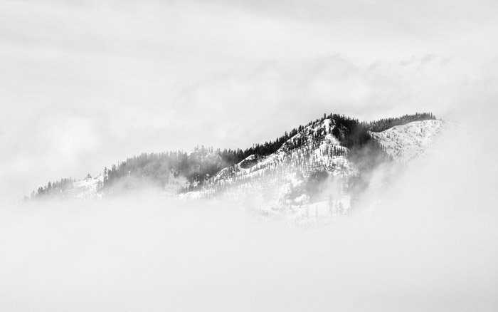 Атмосферный туманный и снежный горный пейзаж - баланс тона и веса в фотографии