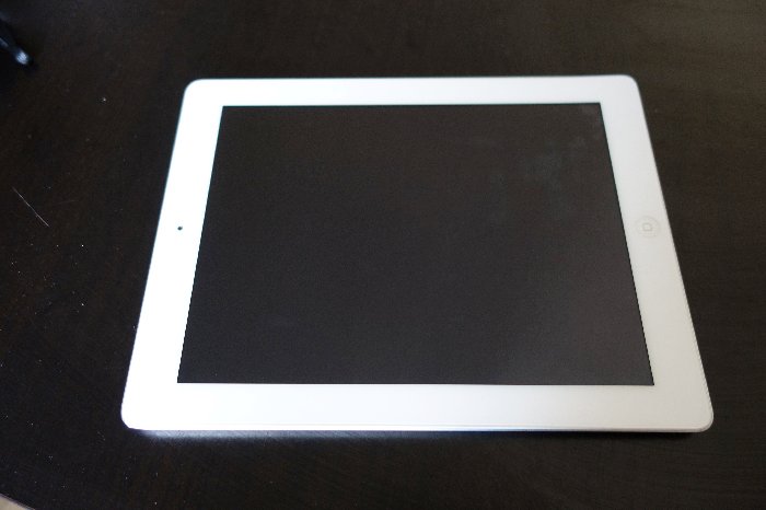 Белый планшет iPad - советы по фотографии в путешествиях для лучшего способа резервного копирования фотографий