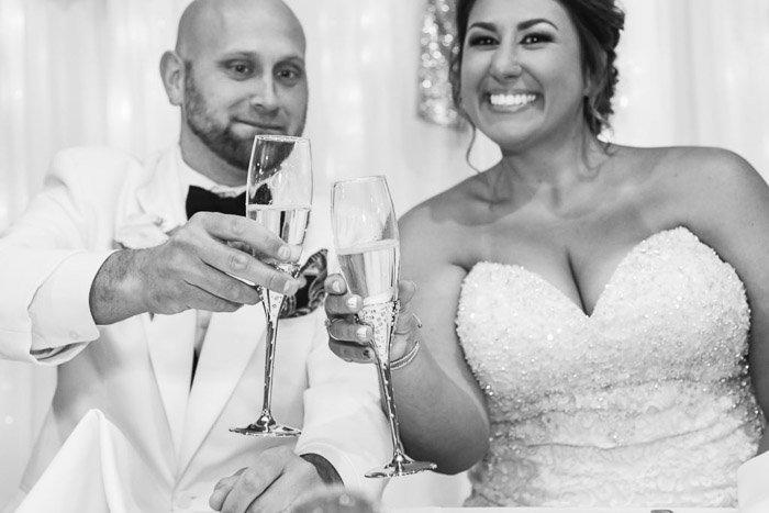 черно-белое свадебное фото молодоженов с шампанским
