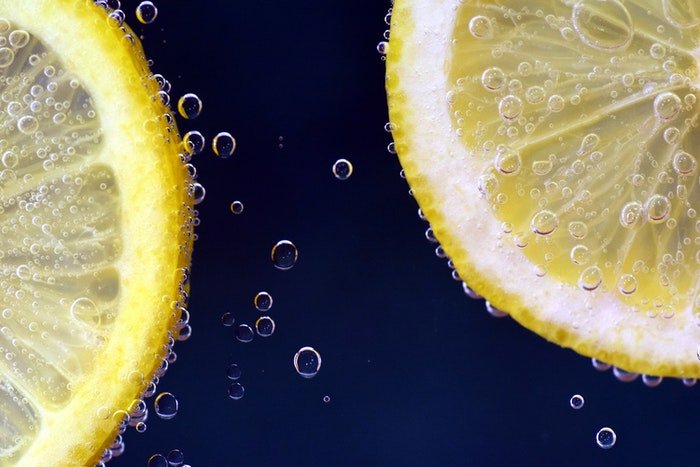 Дольки лимона с пузырьками на них, снятые с помощью макросъемки