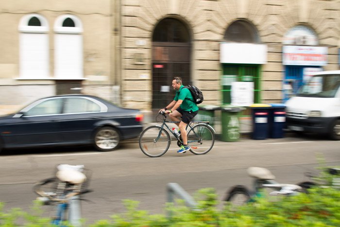 Размытый снимок велосипедиста на улице