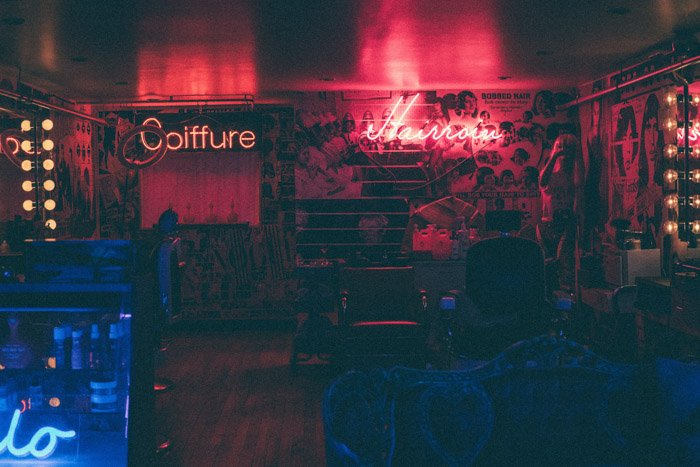 Зернистый снимок интерьера ночного клуба при слабом освещении