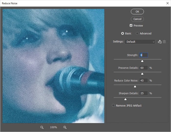 Интерфейс Photoshop, показывающий открытие шумоподавления на выбранном зернистом изображении для ретуши фото