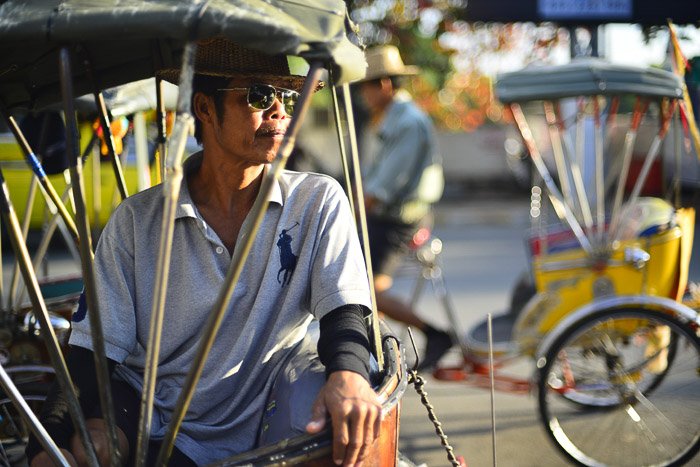 Водитель трехколесного такси в Чиангмае, Таиланд.