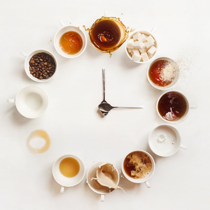 Натюрморт фотографии идеи часы композиция из кофейных чашек 