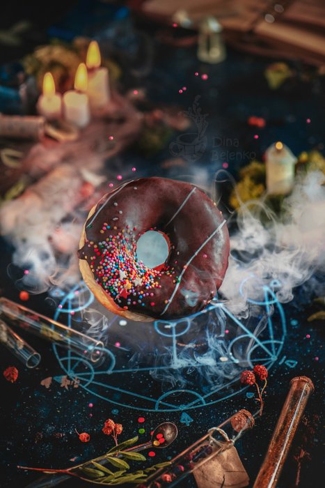 Натюрморт фото идеи летающего пончика в шоколадной глазури, призванного с помощью алхимической пентаграммы 