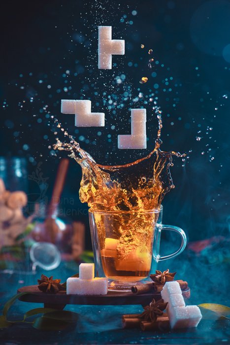 Брызги чая в стакане с двойными стенками с кусочками сахарного Тетриса. Концепция 8-битной видеоигры в реальной жизни с копировальным пространством. Творческое действие фотографии еды. Идеи фотографии натюрморта