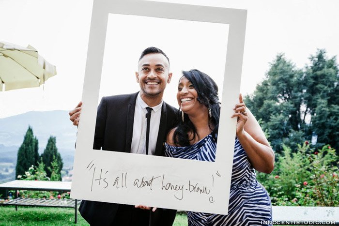 изображение свадебной пары, использующей большую рамку Polaroid Frame в качестве фотобудки