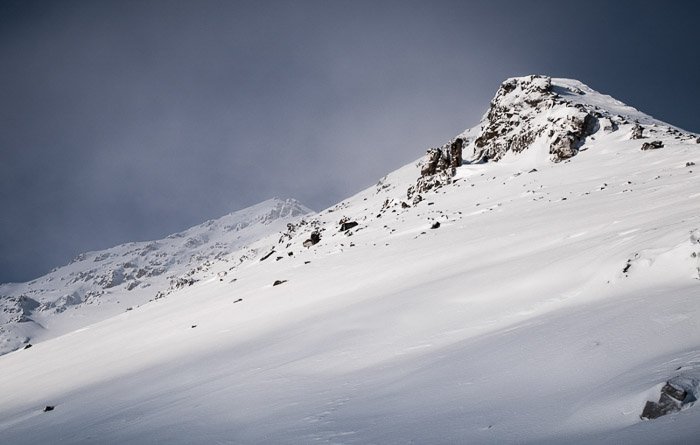 Зимняя фотография горы, покрытой снегом.