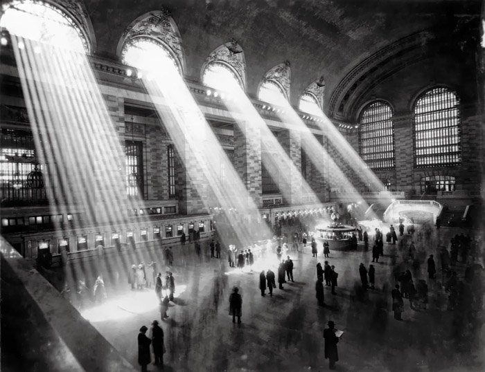 Черно-белое фото Брасса внутри вокзала - самые известные фотографы в истории