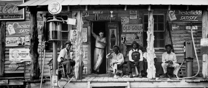 Dorothea Lange знаменитая фотография мужчин у входа в магазин в эпоху Великой депрессии