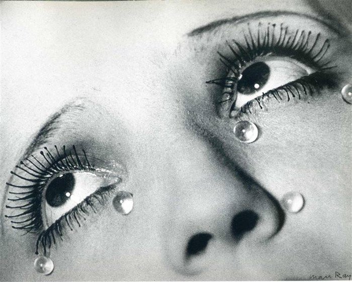 Ман Рэй крупный план женских глаз с круглыми каплями слез на лице - знаменитые фотографы