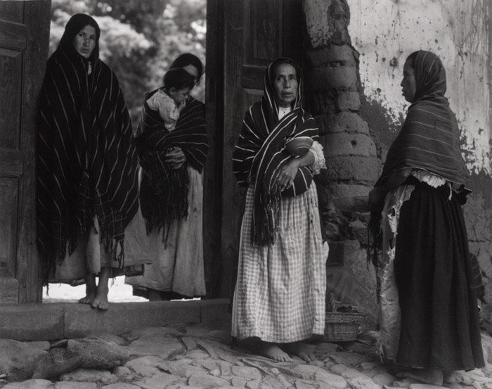 Пол Стрэнд черно-белая фотография женщины на улице