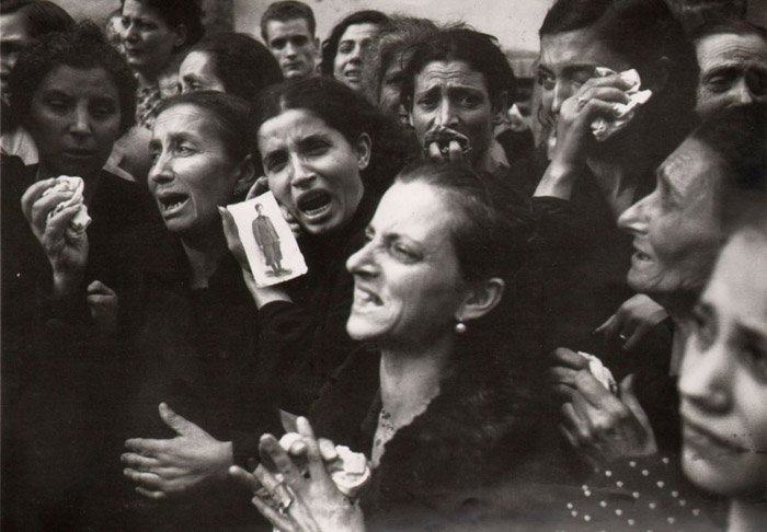 Известный фотограф Роберт Капа изобразил группу плачущих и скорбящих женщин