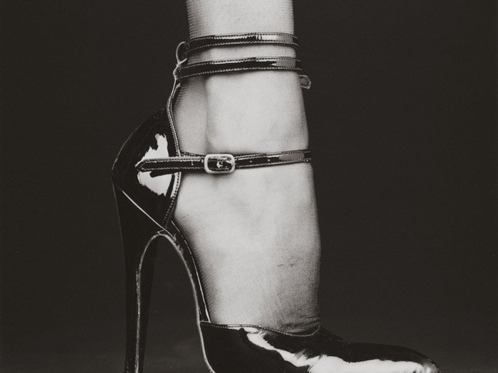 Роберт Мэпплторп крупным планом ноги в черной шпильке - знаменитые фотографы и их работы