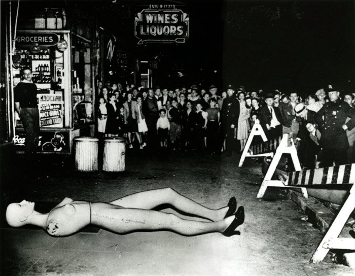 Weegee фотография толпы людей, осматривающих место преступления, с магазинным манекеном, поставленным на землю