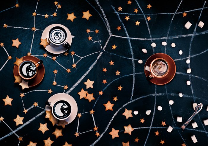 Накладной натюрморт из кофейных чашек, печенья и меловых линий, расположенных как звездная карта