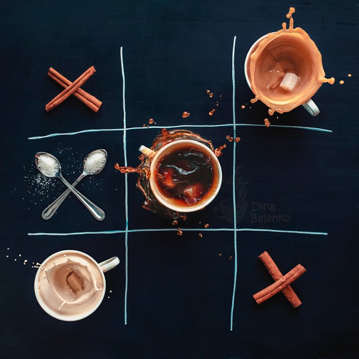 Накладное креативное кофейное фото игры tic tac toe, созданное с помощью кофейных чашек, палочек корицы и ложек