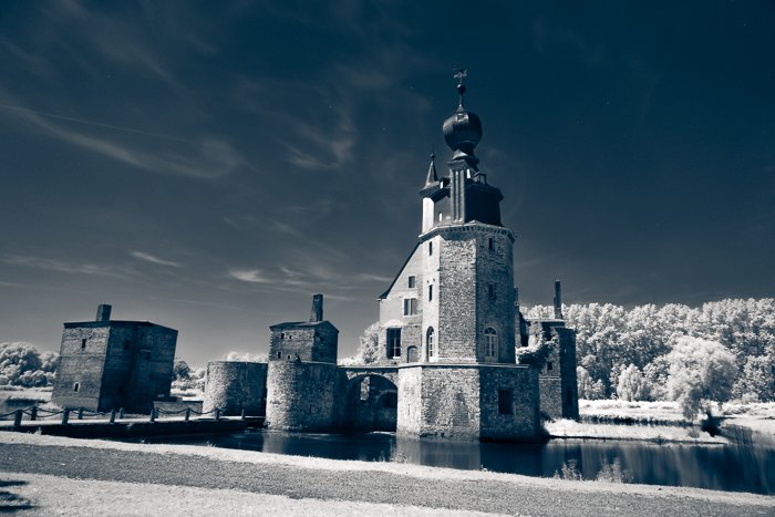 Инфракрасная фотография каменной башни