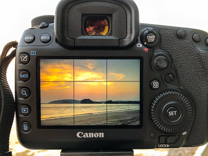 Canon DSLR с красивым закатным морским пейзажем на экране