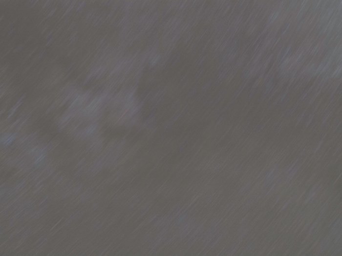 Фотография звездных следов на ночном небе, сделанная с 3-минутной выдержкой с объективом 50 мм на Olympus OM-D 10.