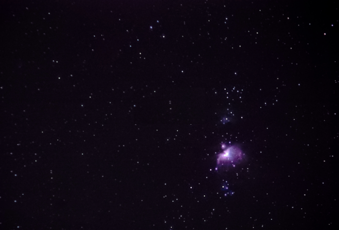 Фотоснимок ночного неба с M42 на фиксированном штативе. Olympus OM-D EM-10, 150 мм, f/4, 3,2 секунды, стопка из 50 изображений.