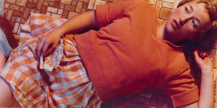 Фотография Синди Шерман, изображающая лежащую на полу модель