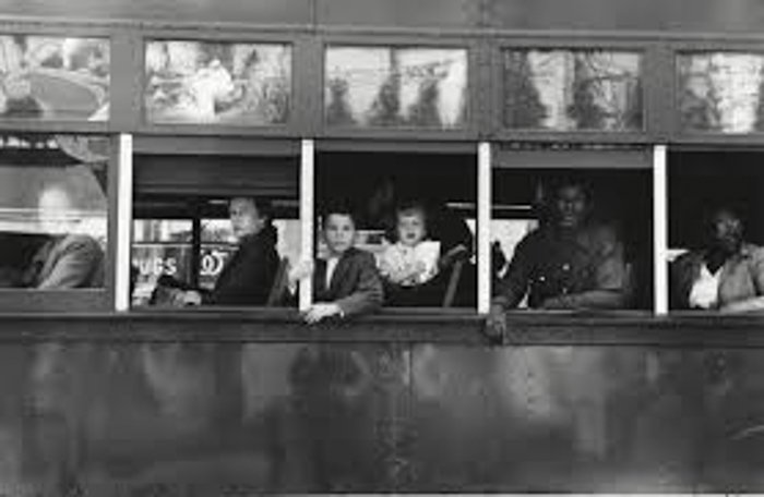 Черно-белая фотография Роберта Франка, на которой пассажиры смотрят в окно автобуса