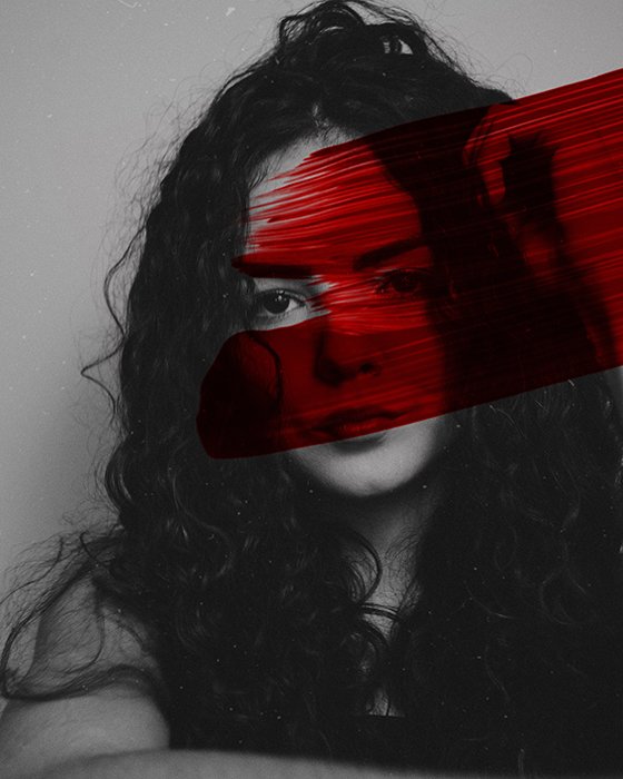 Черно-белый портрет девушки, вымазанной красной краской
