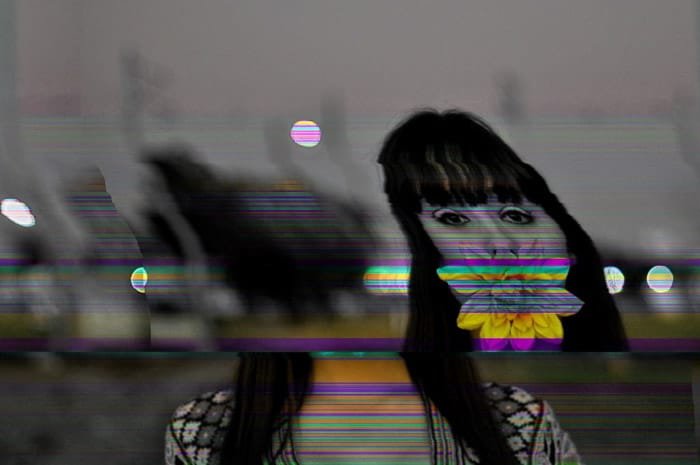 черно-белый портрет девушки с эффектом цветного глюка в фотошопе
