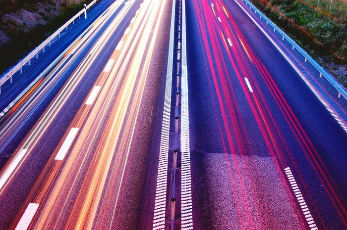 цветной световой след от автомобилей на оживленной автомагистрали