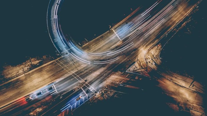 Великолепный снимок автострады с двойной экспозицией с цветными световыми дорожками