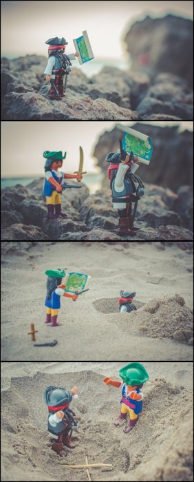 Четыре фотографии пиратских персонажей playmobil, позирующих так, будто они сражаются на песке, креативные идеи для пляжной фотографии.