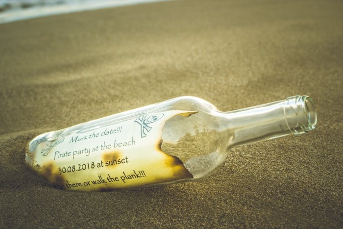 Пиратская записка в бутылке на песке - классные идеи для пляжной фотографии