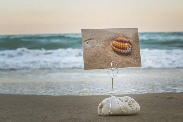 DIY держатель для фотографий из пляжных камней на песке, сказочный морской пейзаж на заднем плане